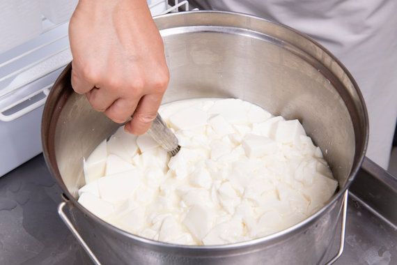 Une personne fait du fromage