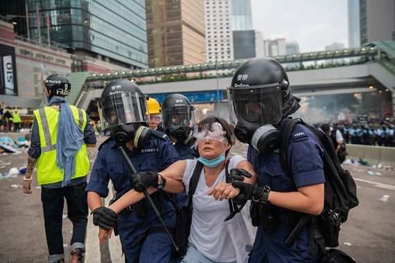 Une manifestante se fait arrêter par la police à Hong Kong.