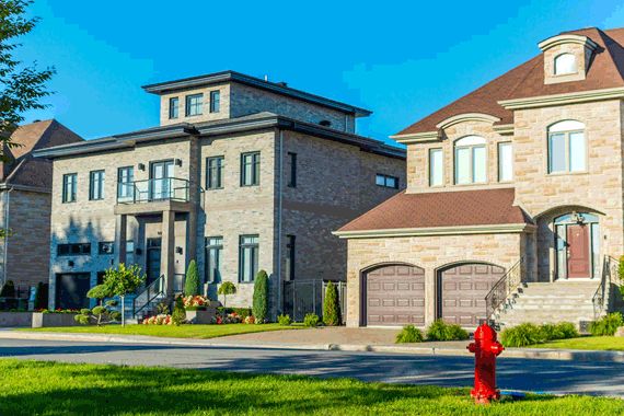 Des maisons unifamiliales.