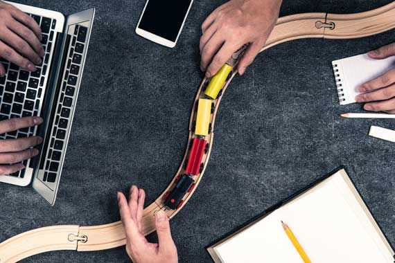 Un train en bois dans un bureau.