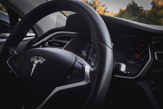 Le volant d'une Tesla