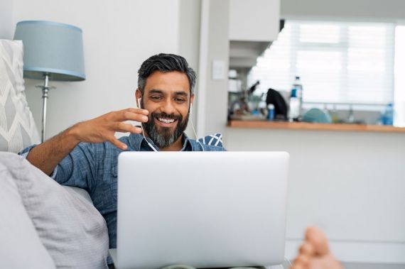 Un homme fait du télétravail