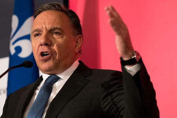 François Legault parle devant un lutrin.