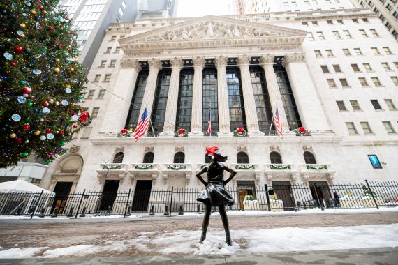 Une vue extérieure de Wall Street, à New York.