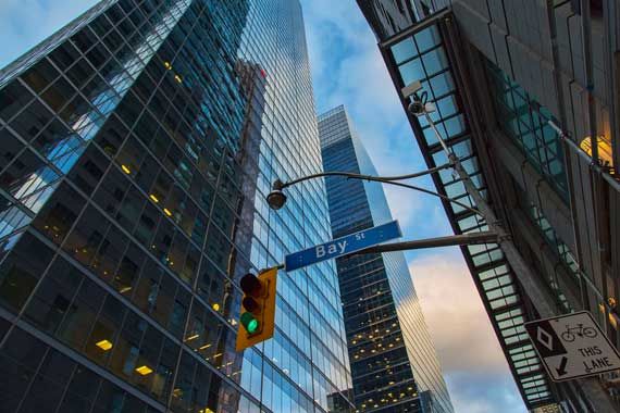 Une vue extérieure de Bay Street.