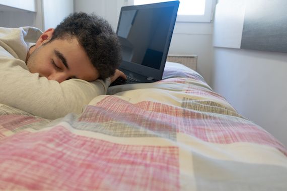 Un homme fait la sieste