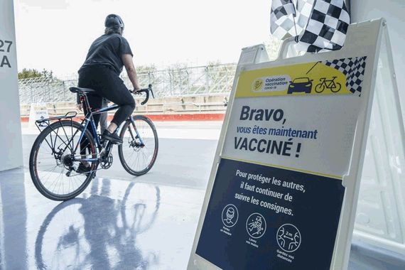 Un cycliste dans les paddocks du Grand Prix de F1 de Montréal