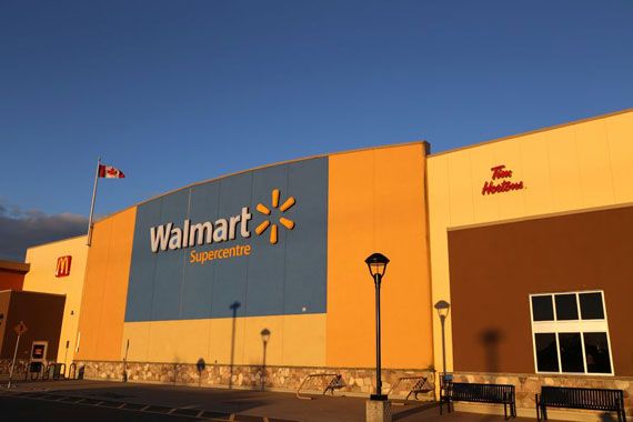 La façade d'un magasin Walmart.