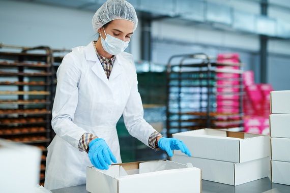 Une femme travaille dans une usine