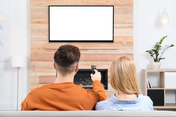 Un homme est une femme regardent la télévision