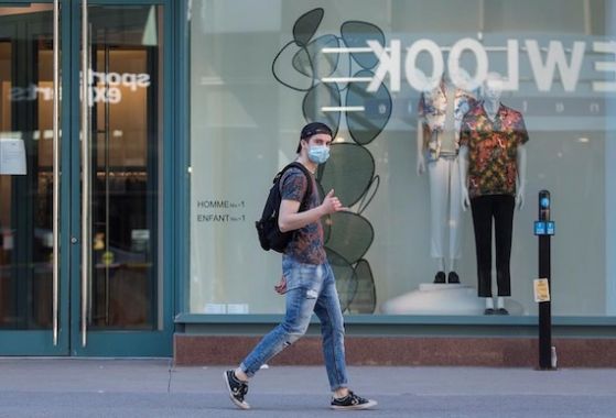 Un homme marche près d'un commerce