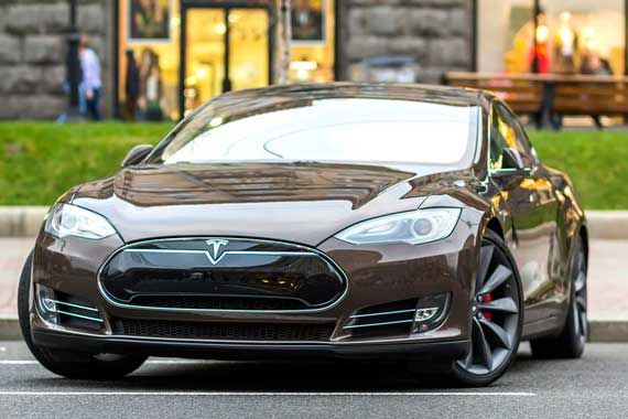 Une voiture Tesla.