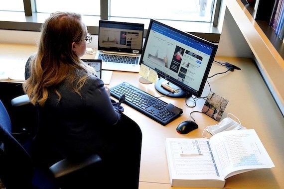 Une femme travaille à l'ordinateur.