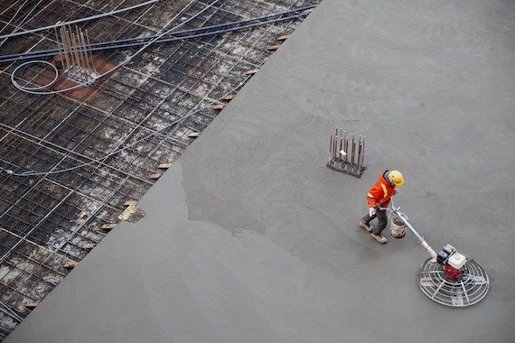 Un travailleur de la construction sur un chantier