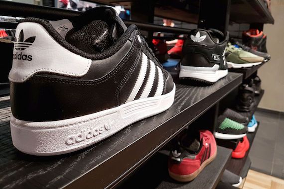 Un étalage de chaussures Adidas