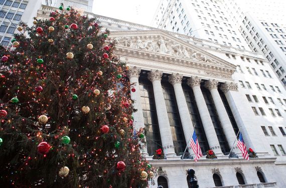 Une vue extérieure de Wall Street, à New York.