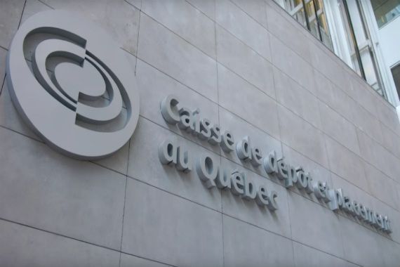 Le logo de la Caisse de dépôt sur un bâtiment