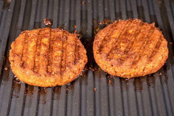 De galettes de Beyond Meat qui grillent sur une plaque à cuisson.