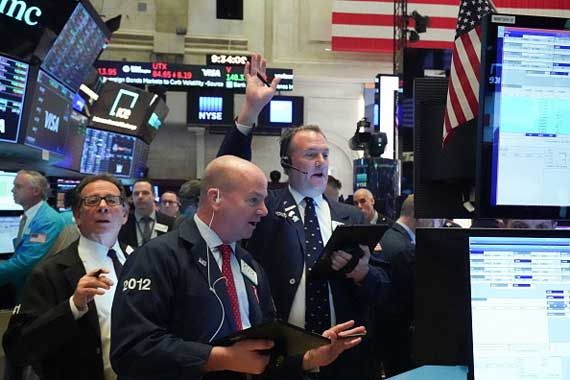 Des courtiers sur le plancher de la Bourse de New York.