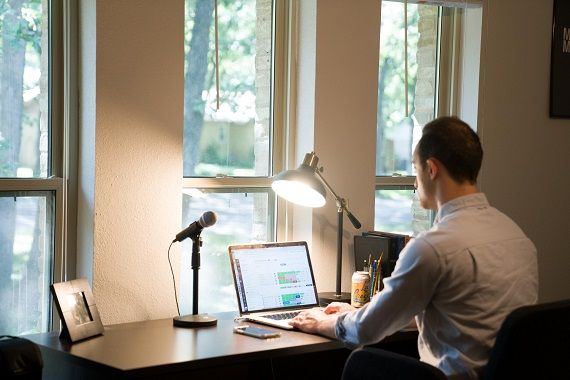 Un homme travaille de la maison