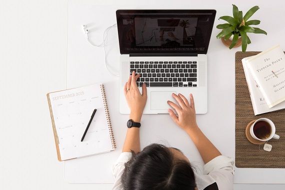 une femme travaille à son bureau