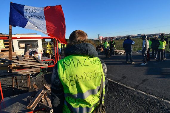 Un homme de dos marche dans la rue.