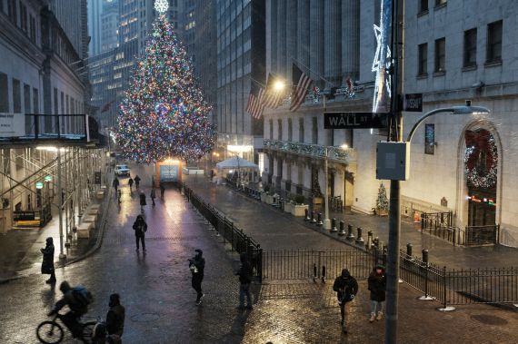 Une vue extérieure de Wall Street, à New York.