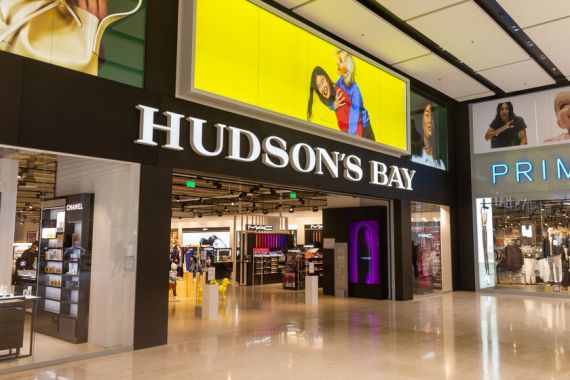 Un magasin Hudson Bay dans un centre commercial