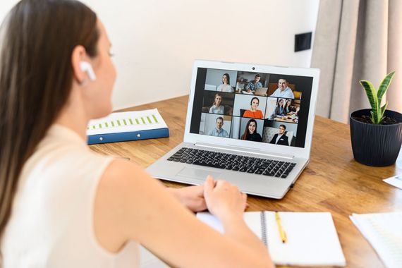 Une femme regarde son écran lors d'une réunion en téléconférence