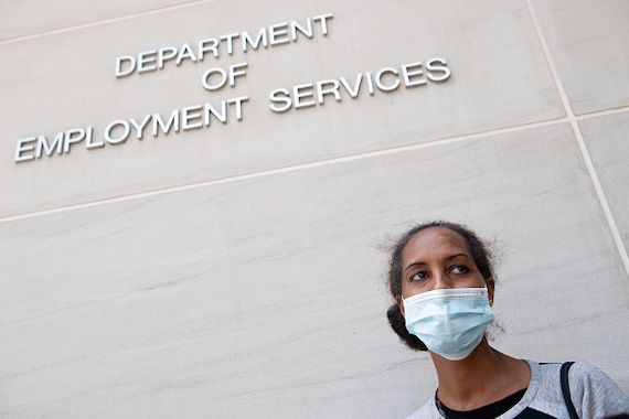 Une femme devant un bureau de l'emploi aux États-Unis