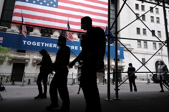 Une vue extérieure de Wall Street, à New York.