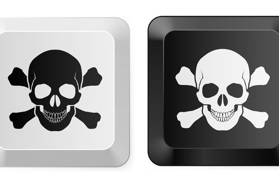 Des signes de pirates sur des touches de clavier d'ordinateur.