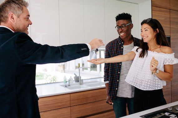 Un homme et une femme obtiennent les clés de leur nouvelle habitation.