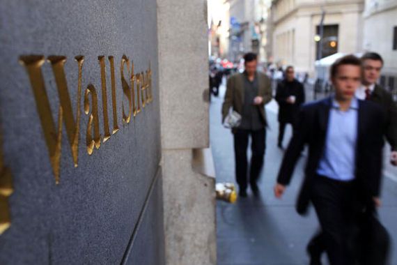 Des employés de Wall Streetmarchent devant le bâtiment de la Bourse.