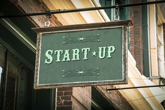 Un écriteau où il est écrit Start-up