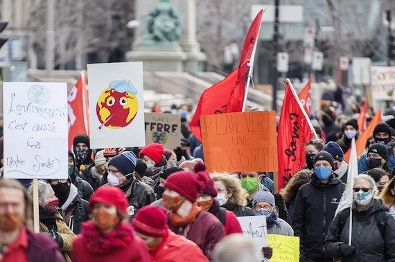 Une foule qui manifeste contre les changements climatiques