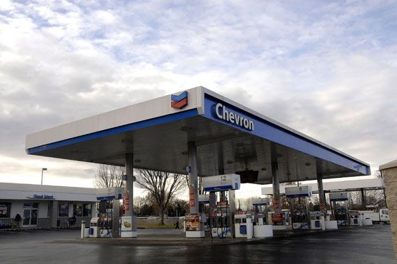 Une station-service Chevron.