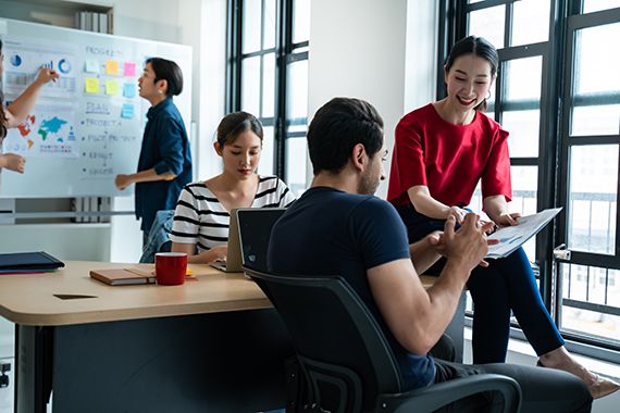 De jeunes entrepreneurs discutent avec des incubateurs au sujet de leur projet d’entreprise.