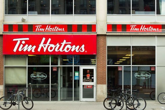 La devanture d'un restaurant Tim Hortons