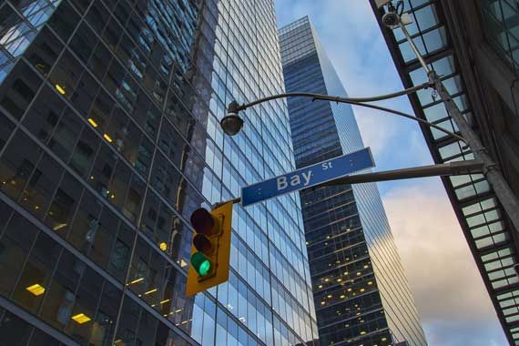 On peut lire «Bay Street», su un panneau de circulation à Toronto.