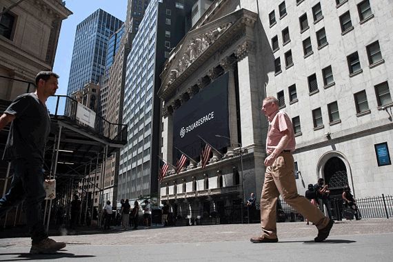 Une vue extérieure de Wall Street, à New York.