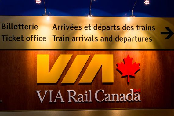 Logo de VIA Rail dans une garre