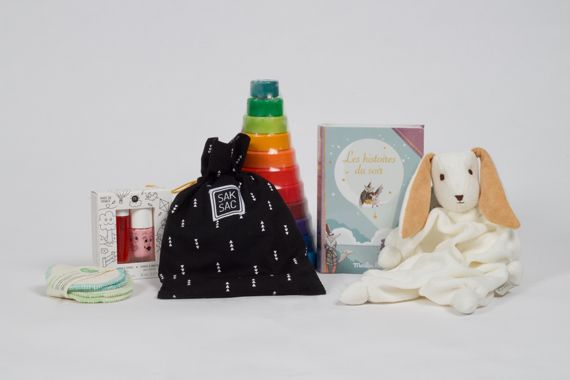 Une sélection de produits offerts à la boutique, comme une peluche, des produits réutilisables et des jouets.