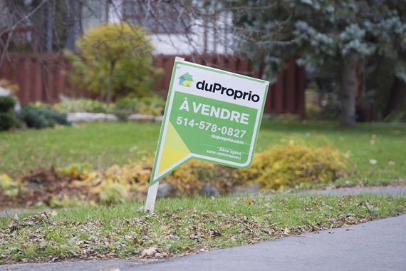 Une pancarte de maison à vendre.