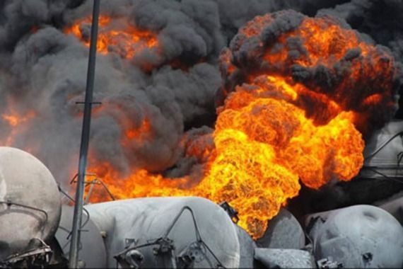 Des wagons citernes en feu lors de la tragédie de Lac Mégantic.