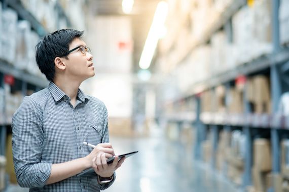 Un jeune homme au travail