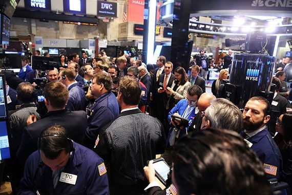 Des courtiers sur le plancher de la Bourse de New York.