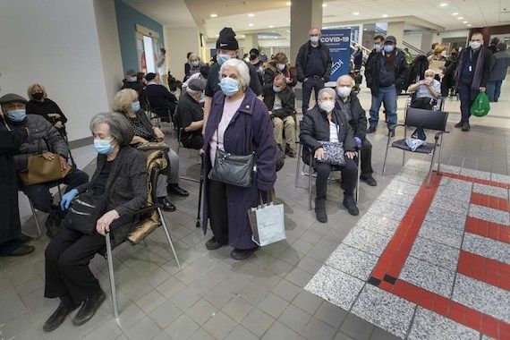 Des aînés attendent pour se faire vacciner contre la COVID-19.