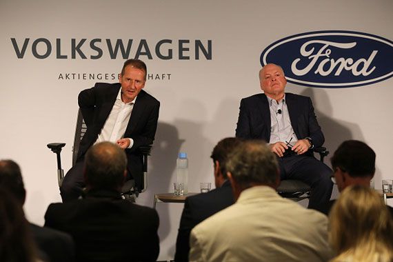 Le PDG de Volkswagen, Herbert Diess (à gauche) et celui de Ford, Jim Hackett, en conférence de presse à New York. 