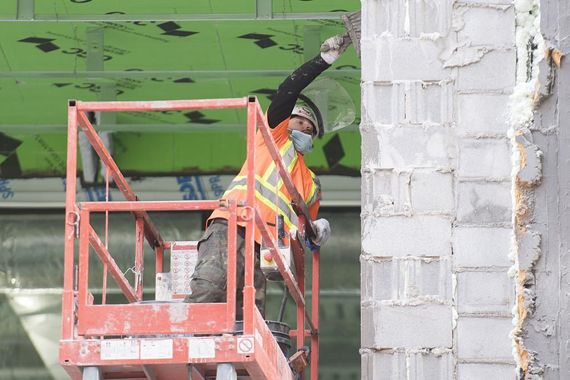 Un employé de la construction